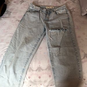 BOYFRIEND RIPPED JEANS